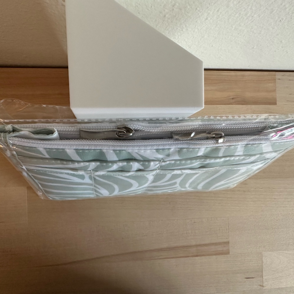 Stylish Green and White Purse Organizer - Picture 9 of 12